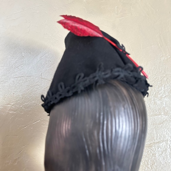 EXCEPTIONAL 1940s' UNIQUE TOP BLACK FELT CONICAL HAT + RED FEATHER & APPLIQUES - Picture 4 of 12
